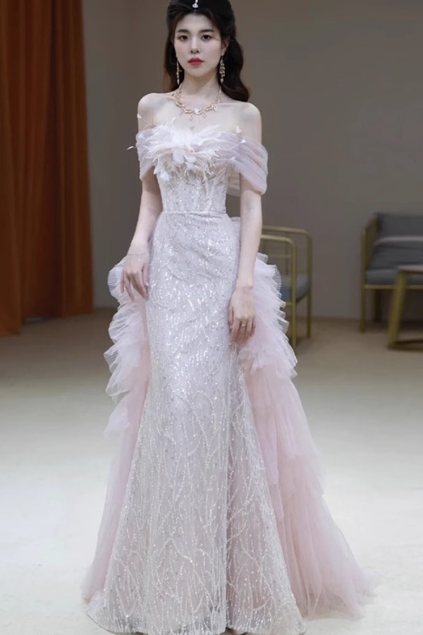 敬酒服娘の肩のピンクの婚約ワンピース女性の高級感があります