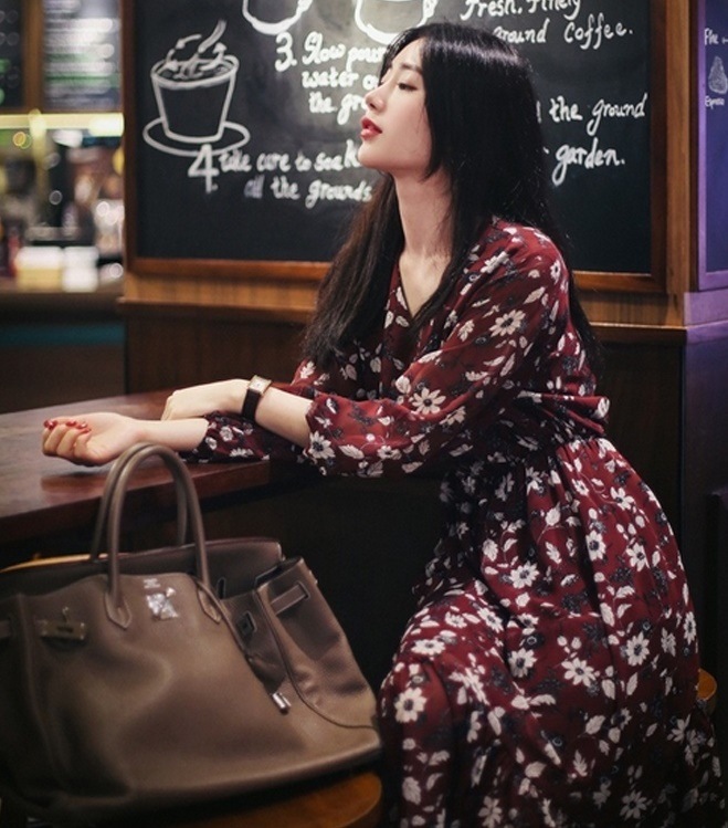 1149．花柄Vネックロングワンピース（ワインレッド）