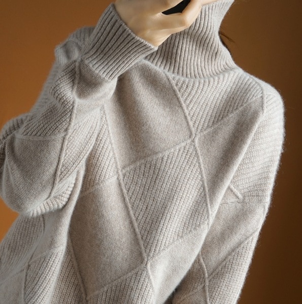 トップス セーター 袖あり 長袖 タートルネック 襟付き デザイン ザックリ 美ライン ニュアンス 編み込み 伸縮性 ストレッチ ニット カラバリ かわいい 大人可愛い きれいめ シンプル カジュアル