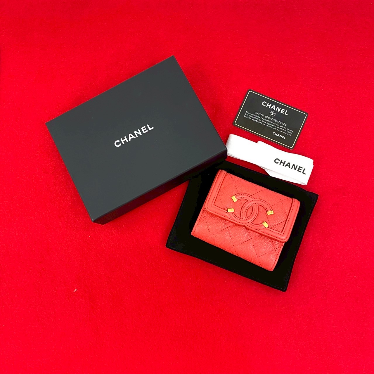 CCフィグリー コンパクトウォレット三つ折り財布 マットキャビアスキン レッド 320-3