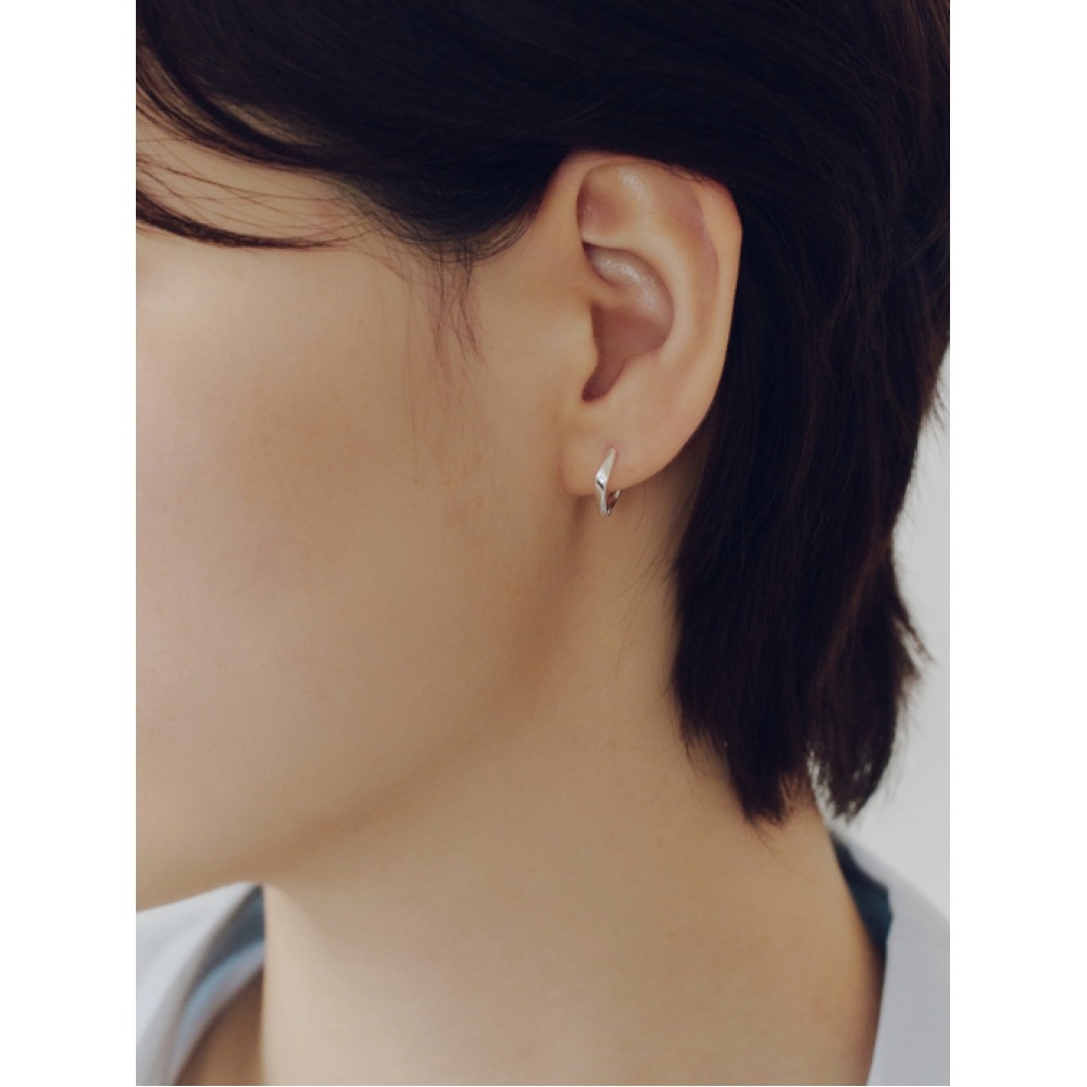 ENUFF (シルバー925) メロフラットピアス