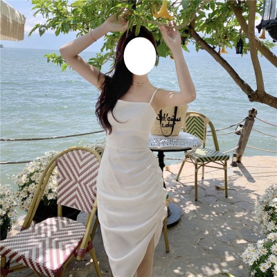 夏の服装の気質のお姉さんは純粋にお尻の白いサスペンダーのスカートのデザイン感を包みたいです海辺のリ