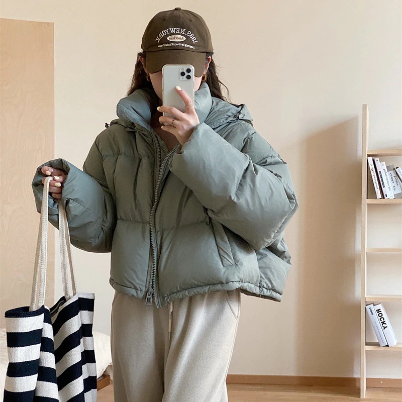 韓国版は厚いダウンジャケットの女性冬の新型のしたショートタイプの小さいパン服のコートを厚くして帽子を脱ぐことができます