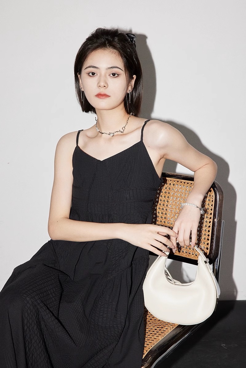 スリム スタイル リトル ブラック ドレス ワンピース 膝下 袖なし ノースリーブ 襟なし 大人可愛い きれいめ シンプル 大人 上品 おしゃれ お洒落 ルーズ クール モード系 無地 夏 10代