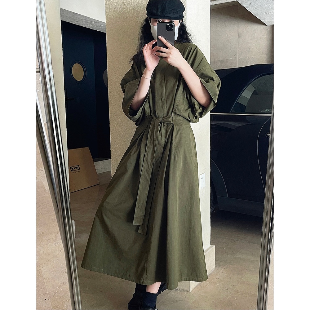 新商品の文芸レトロなデザイン感のシャツのスカートのゆったりとしたシルエットのひもは腰の中の袖を収めて痩せているワンピースの女性を現します