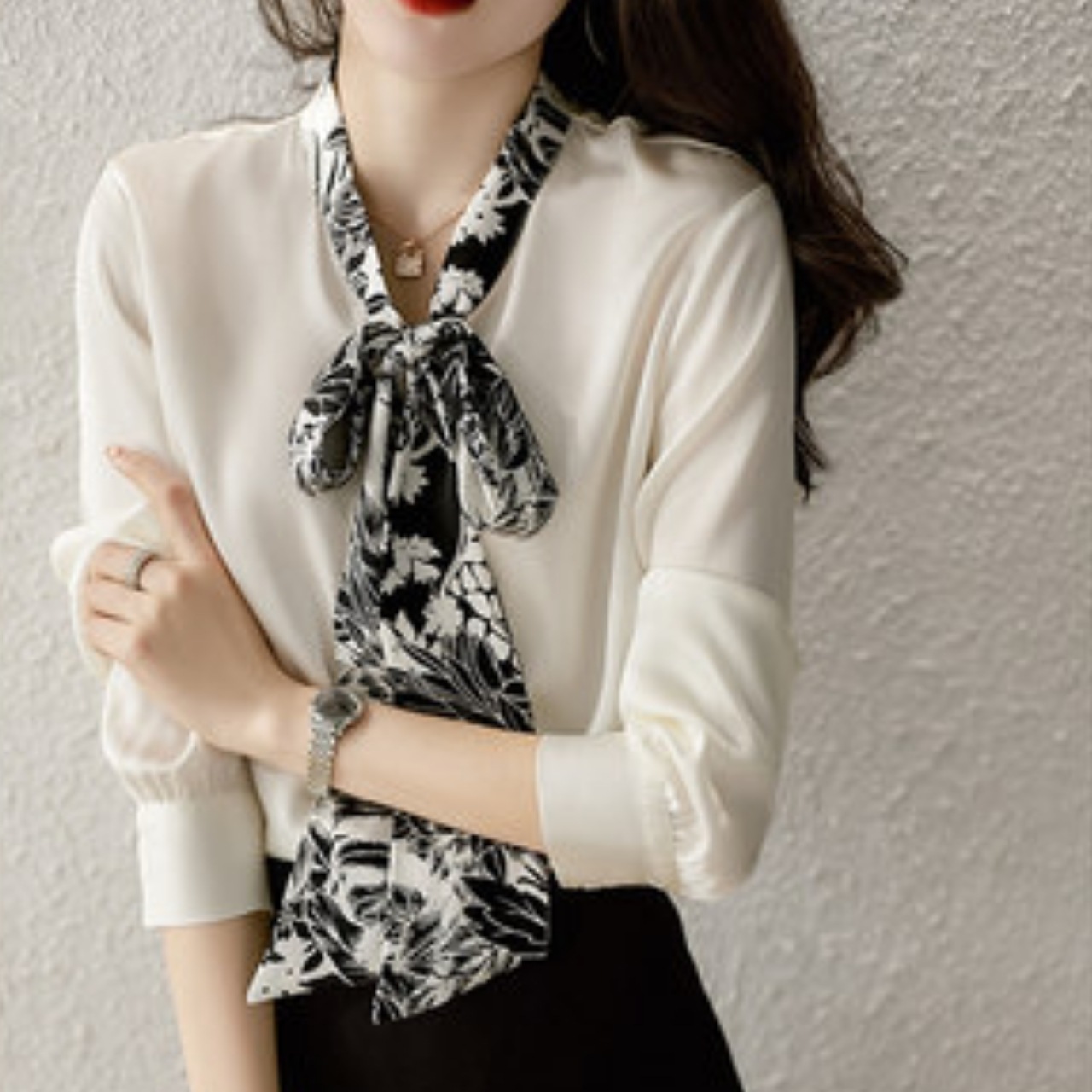 トップス シャツ ブラウス プリントリボン リボン 袖あり 長袖 シャツ袖 Vネック プルオーバー 透け感 かわいい 大人可愛い きれいめ シンプル 大人ガーリー 大人 上品 おしゃれ お洒落 レトロ