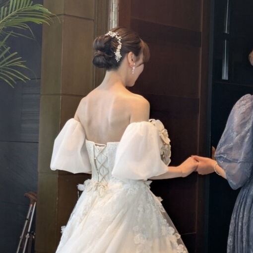 実例写真！ ホワイト ウエディングドレス パフスリーブ 結婚式 光沢サテン