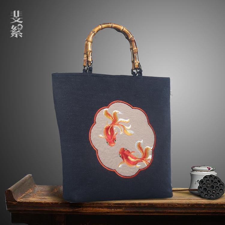 バッグ レディース 50代 刺繍 金魚 厚手 綿 リネン しわ 手提げ エスニック チャイナ風 パール ジッパー 母の日 プレゼント 青 グレー 5,223円