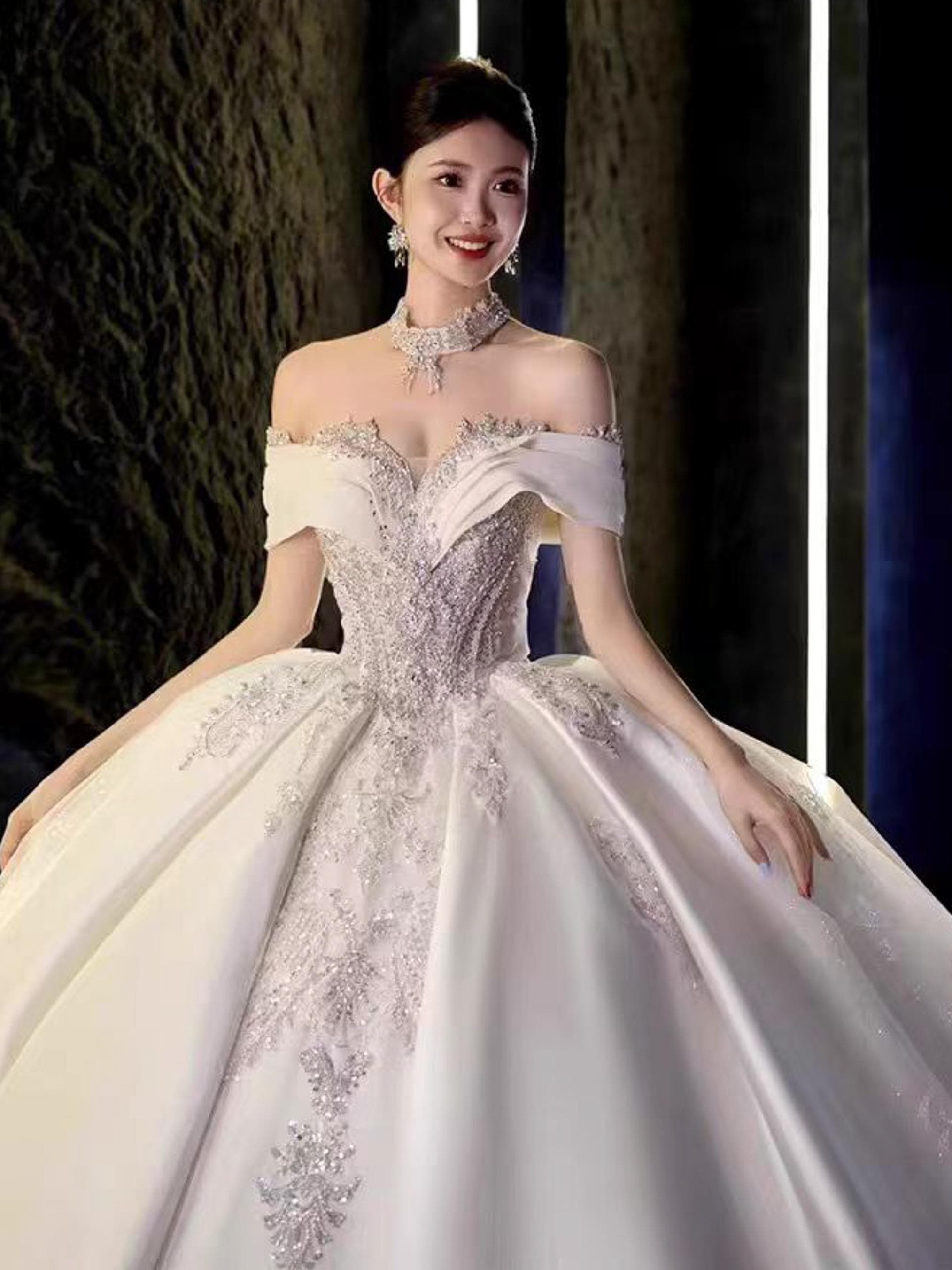 サテン ウェディングドレス 2025 ブライダル メイン糸 上質な風合い リトルパーソン お出かけ ウェルカムヤーン 冬ドレス