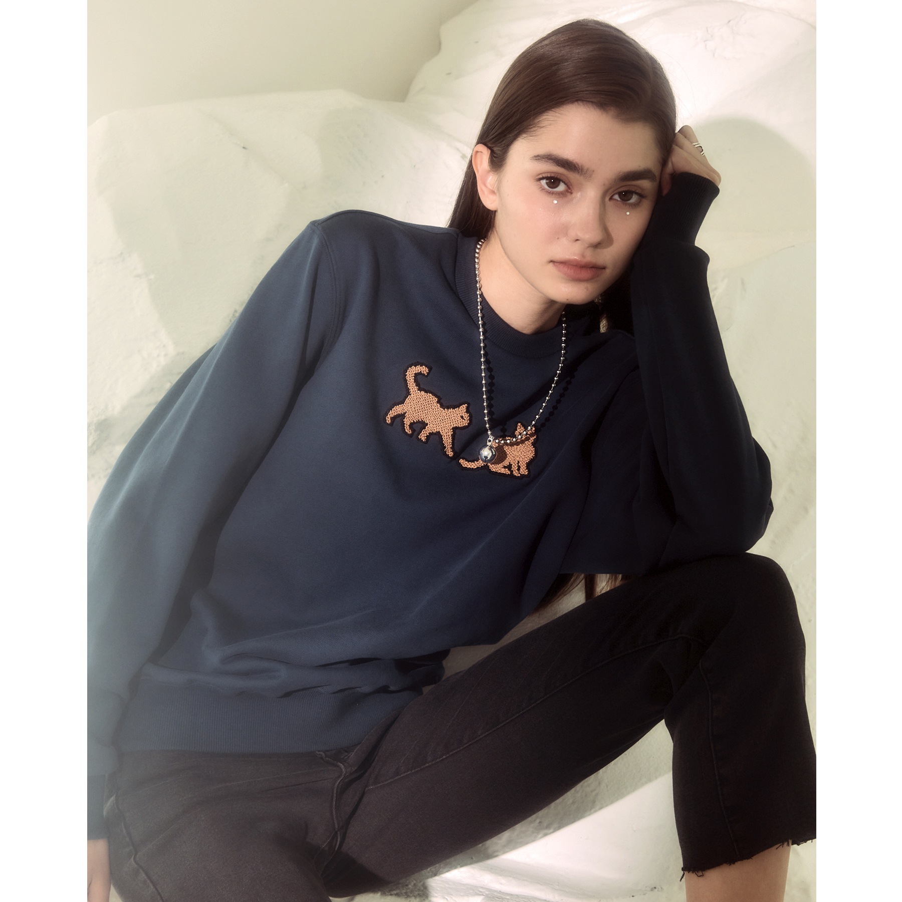 夢の中の宝石ピクセル刺繍トレーナー紺色 9,360円