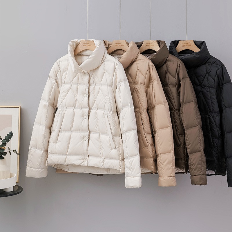 韓国風の軽量ダウンジャケットダイヤモンド柄のショートスタイル2025年新作のゆったりスリムファッショナブルなホワイトダックダウンの暖かいジャケット