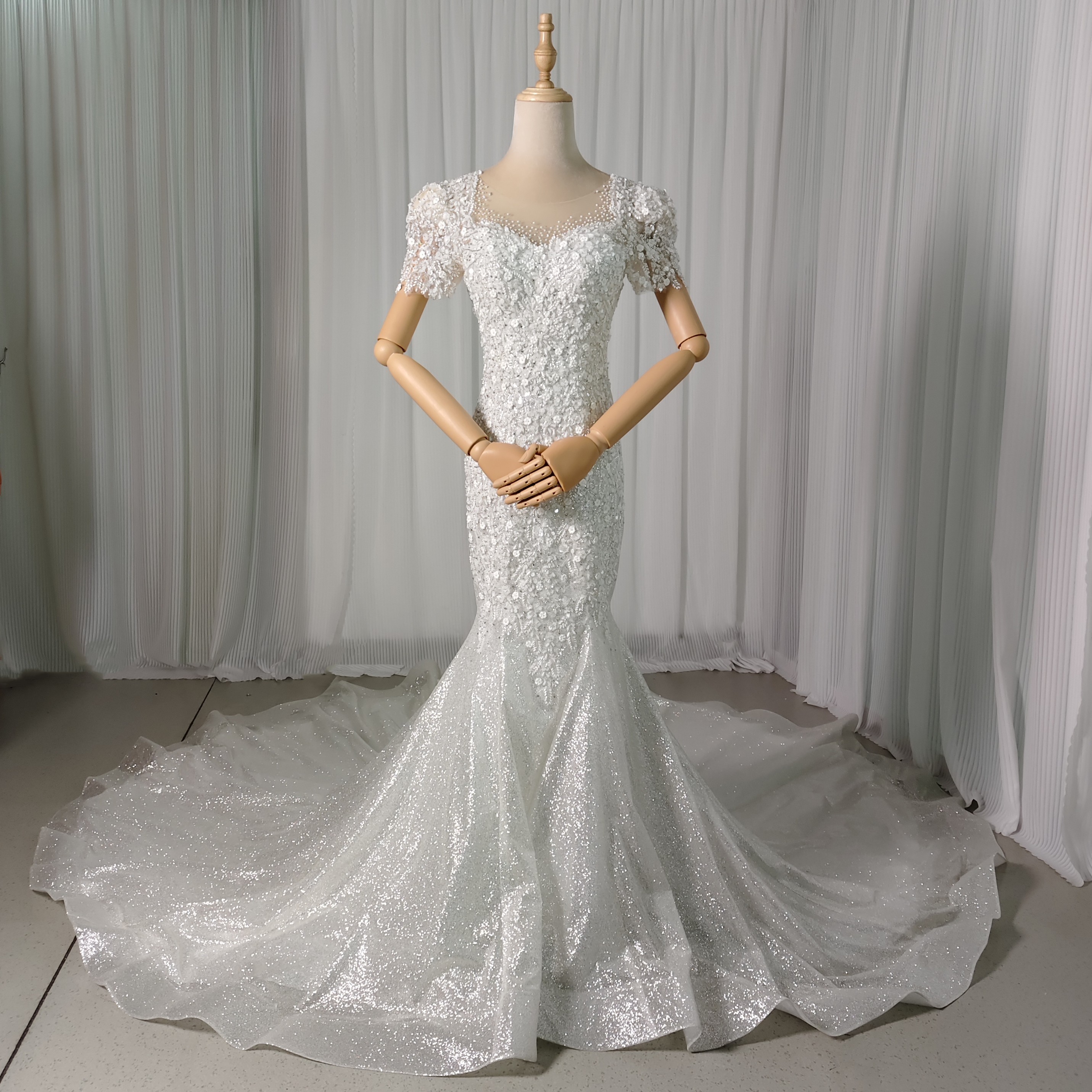 豪華！ウエディングドレス オフホワイト 韓国風ドレス 短袖 編み上げ ソフトマーメイドライン 華やかなトレーン キラキラグリッターチュール 披露宴/結婚式