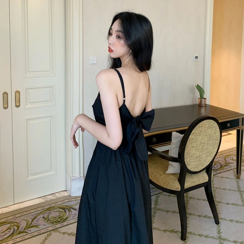 スカート ドレス 袖なし ノースリーブ Vネック クール セクシー エレガント モダン 主役級 存在感 抜け感 ヨーロピアン オールマッチ ハイエンド ニッチ 爽やか 高級感 シック 夏 ディナー