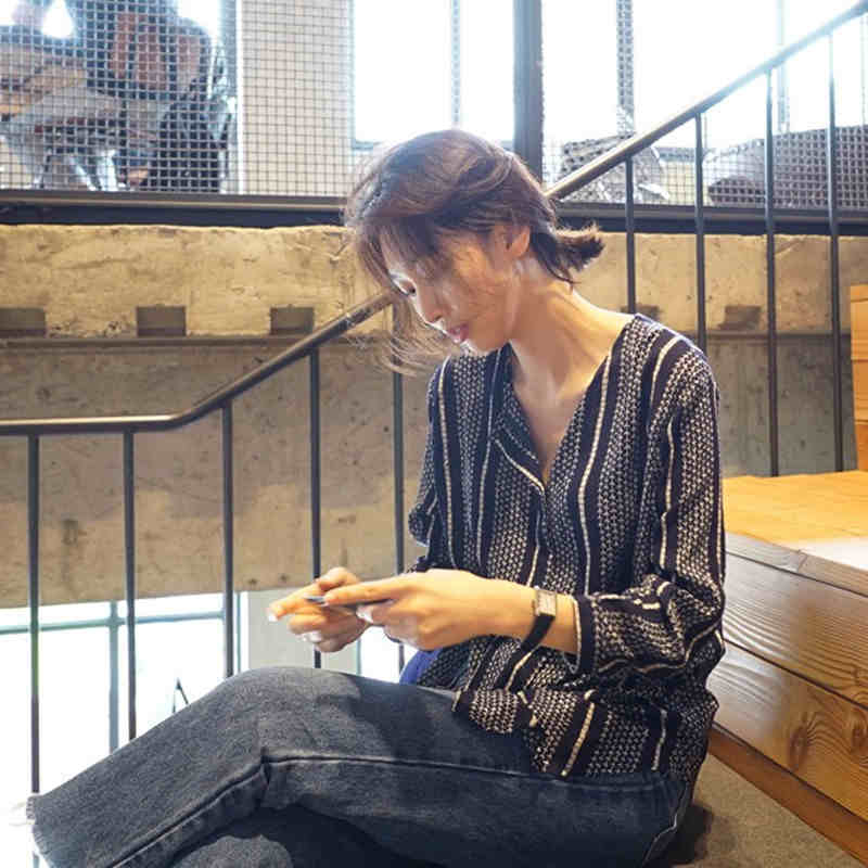 トップス シャツ ブラウス 春 l 秋 ストライプ 縦縞 着痩せ スタイリッシュ プリント ラウンドネック とろみシャツ 7分袖 こなれ感 大人可愛い かわいい 可愛い 通勤 通学 お出かけ デート