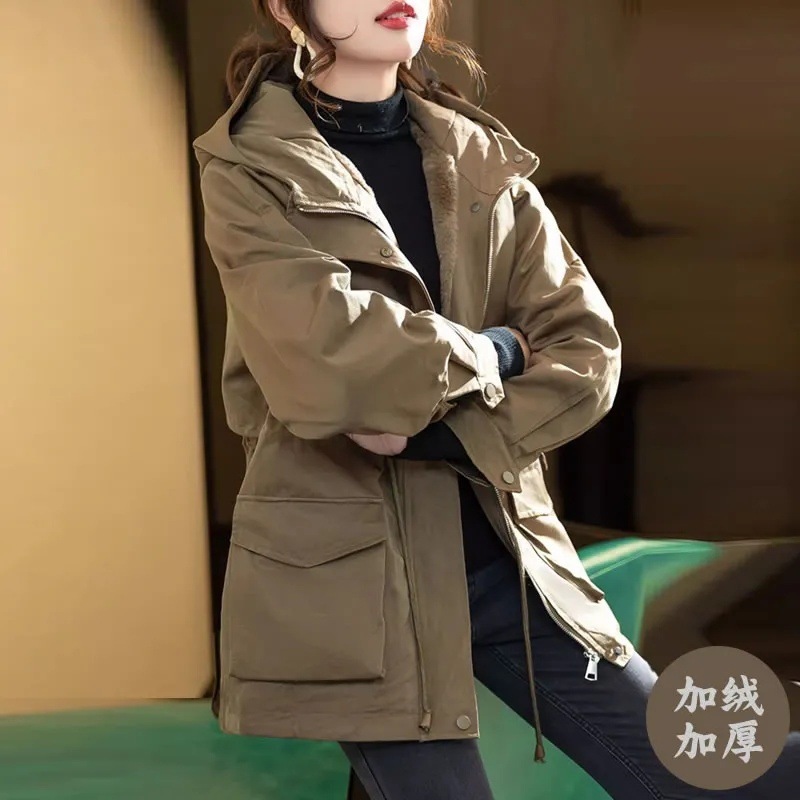 ベルベットと厚みのある綿の服 2025 冬の新スタイルウインドブレーカー女性の多用途綿の服ミッドレングスファッショナブルな大きいサイズのパーティーを克服