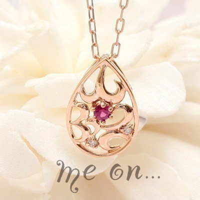 me on...繊細な唐草模様にルビーとダイヤモンドを添えて K10ピンクゴールドアラベスクパターンドロップモチーフネックレスルビーは不安や恐れを払い勇気と情熱を秘める