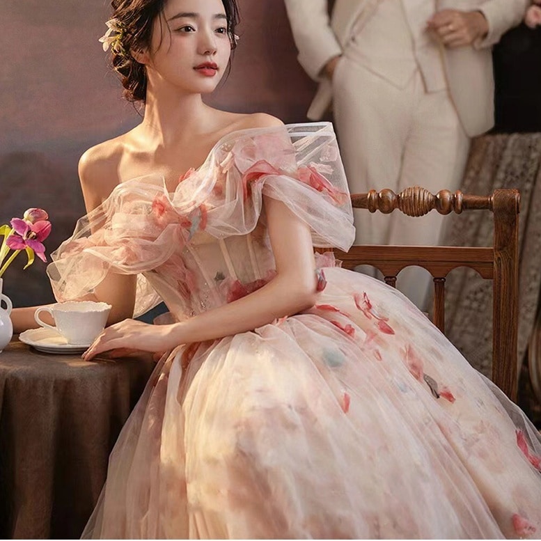 ドレス 衣装 ウエディングドレス 披露宴ドレス ロングドレス オフショルダー オフショル 胸元 ビジュー シースルー 透け感 切り替えデザイン ロング丈 ステージドレス 発表会 セミフレア かわいい