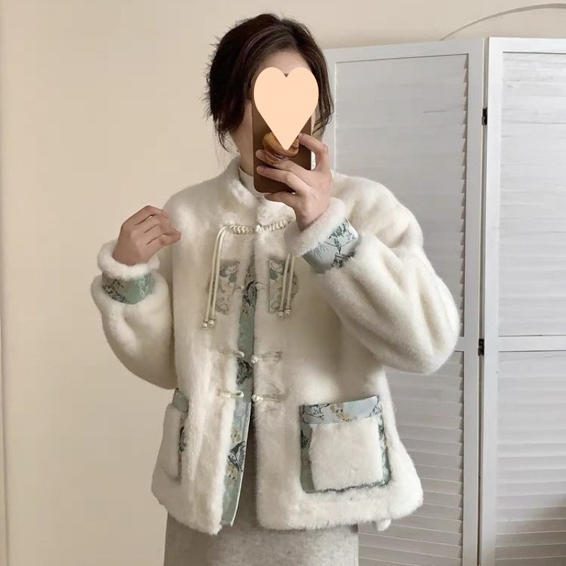 2025 年の旧正月に女性用の中国風バックル模造革レトロ刺繍トップスを着る新しいスタイルのチャイナ スタンドカラー ミンク ベルベット ジャケット