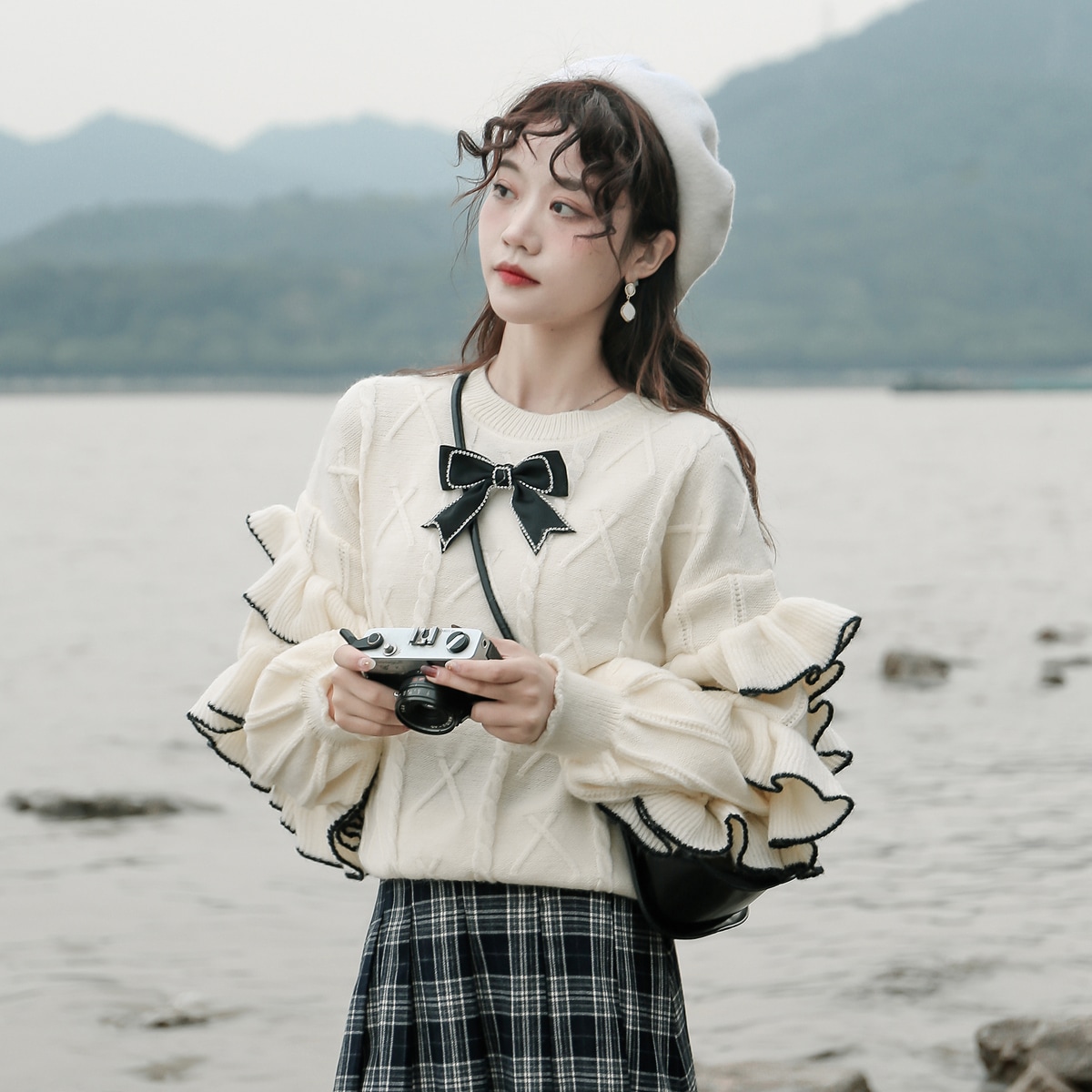 フリルニット トップス セーター 袖あり 長袖 ラウンドネック フリル リボン かわいい 大人可愛い きれいめ シンプル カジュアル 大人 上品 おしゃれ お洒落 大人可愛い 大人女子 こなれ感 ラフ