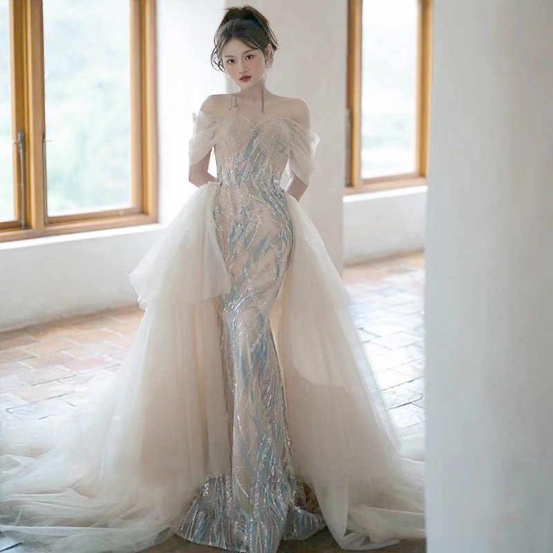 宴会になエレガントで洗練されたストラップレスのイブニングドレス春にぴったりのマーメイドスタイルのトレインドレス