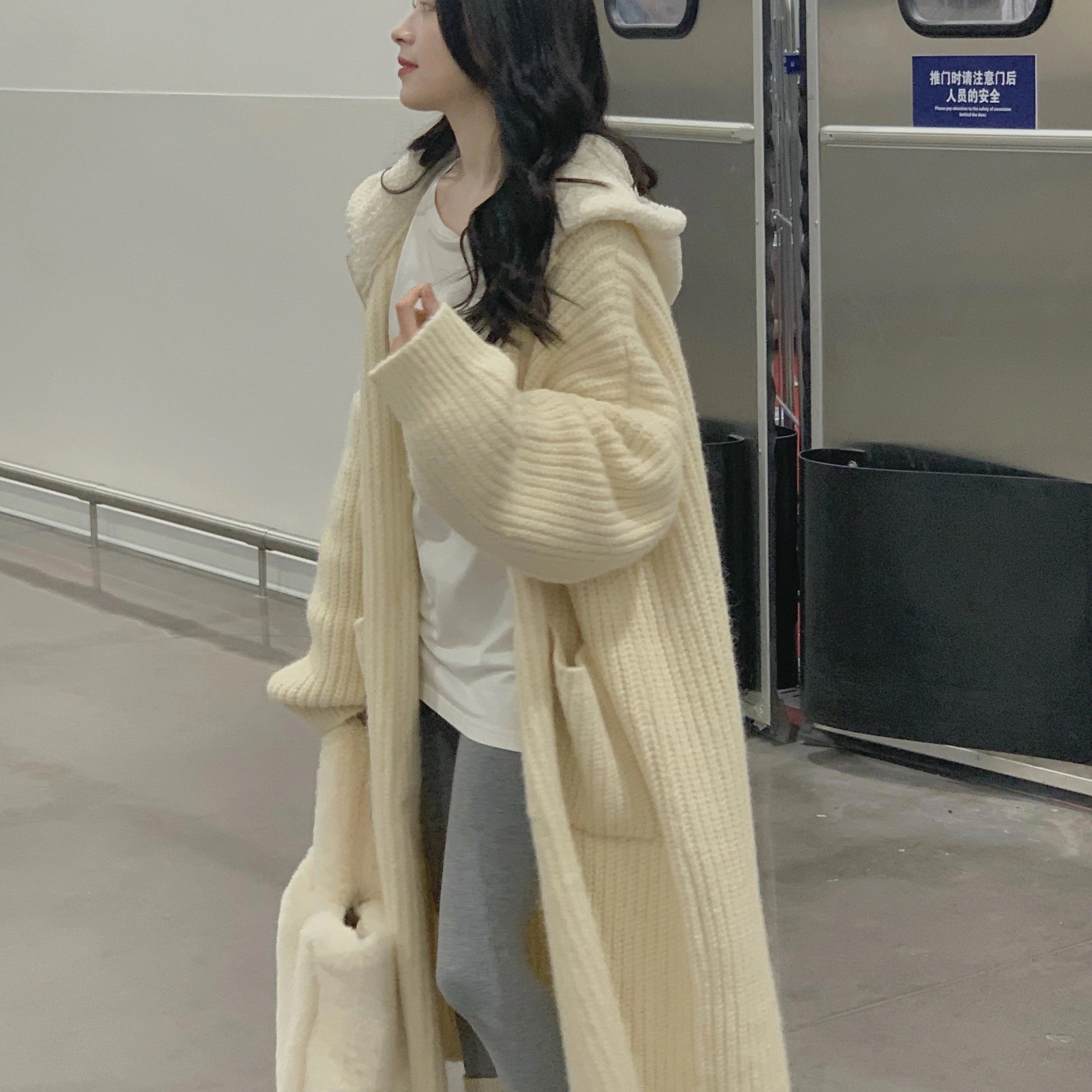 ベーシックニット セーター ミドル丈のフード付きセーター女性のゆったりとしたけだるい風の外にのモチモチとした厚手のカーディガンのコートを着る