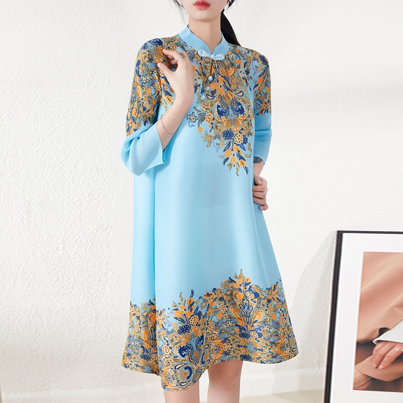しわ改良チャイナドレスの女性のゆったりとした優雅なポジショニングプリントのワンピースの中のロングタイプの奥さん