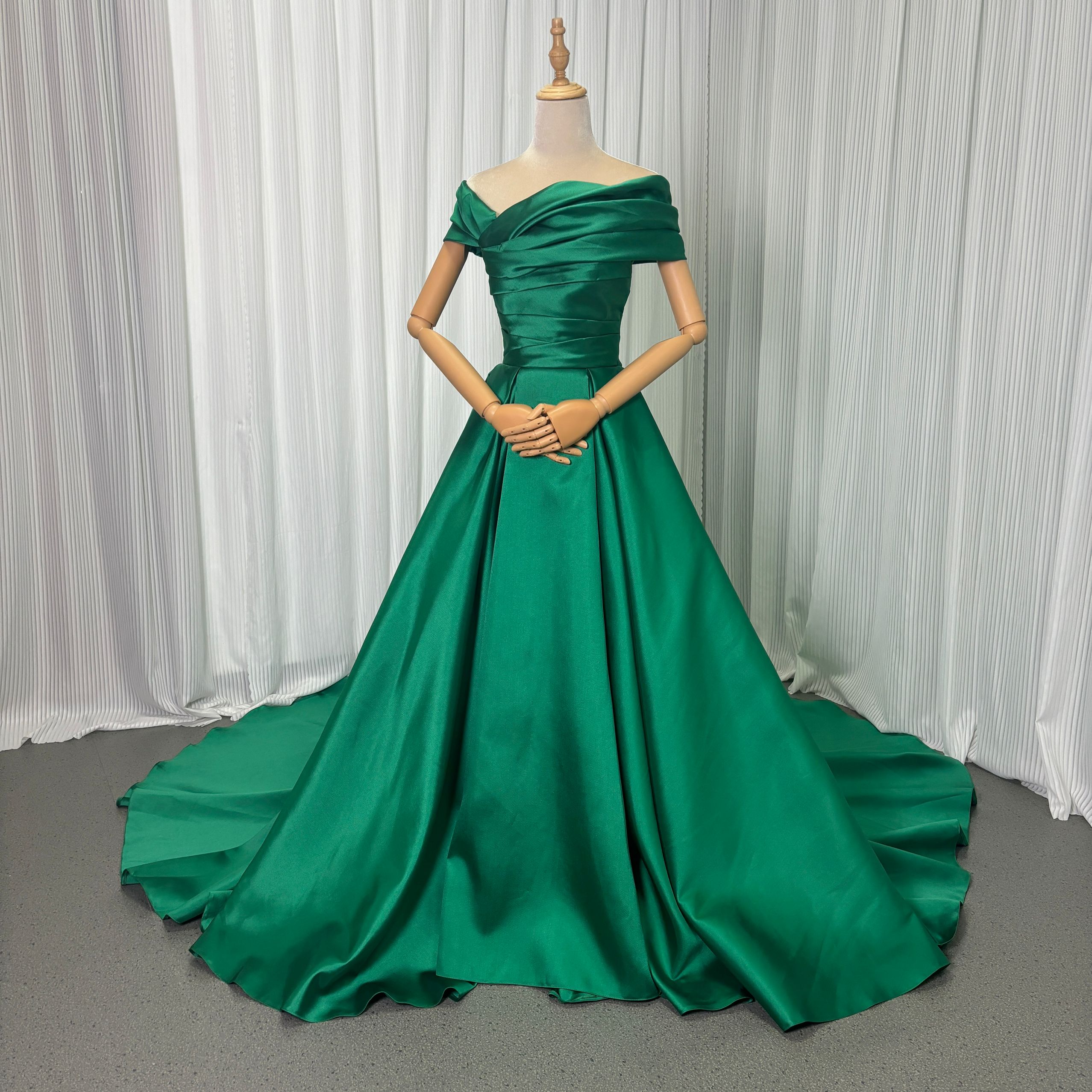 カラードレス グリーン オフショルダー ミカドサテン 編み上げ 華やかなトレーン 披露宴/結婚式 前撮り