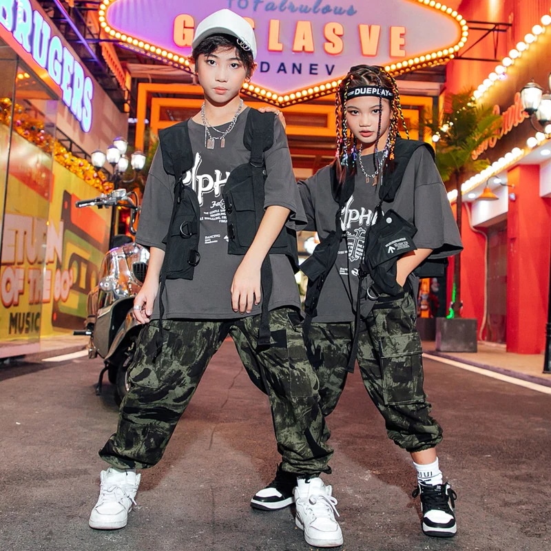 街のダンスの子供のファッション服hiphopヒップホップの男の子の構えのドラムは街のスーツの女の子のモデルのショーのファッションを演出します