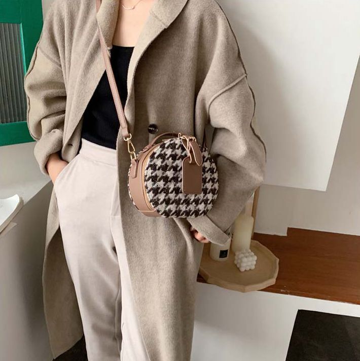 4色 ショルダーバッグ レディース ミニバッグ 肩掛け 斜めがけ 大人 かわいい おしゃれ ファスナー付き スマホ 旅行 ストラップ ラウンド型 丸型 ベルト ポケット 仕切り ミニ 小さい コンパク