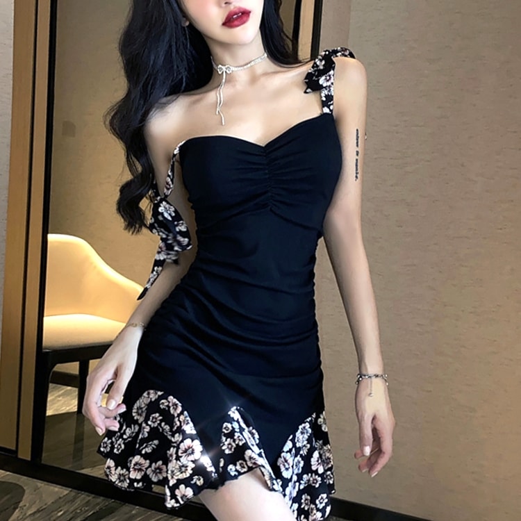 花柄ワンピース ブラック ワンピース スリム 細身 ストレート スマート かわいい きれいめ シンプ