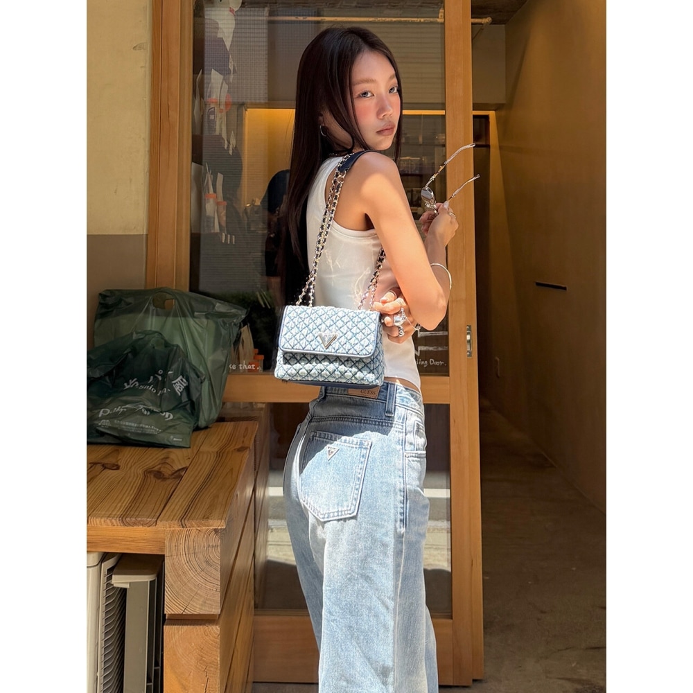 GUESS Gili Gully II ウーブンキルトミニフラップバッグ HQ2A3A16