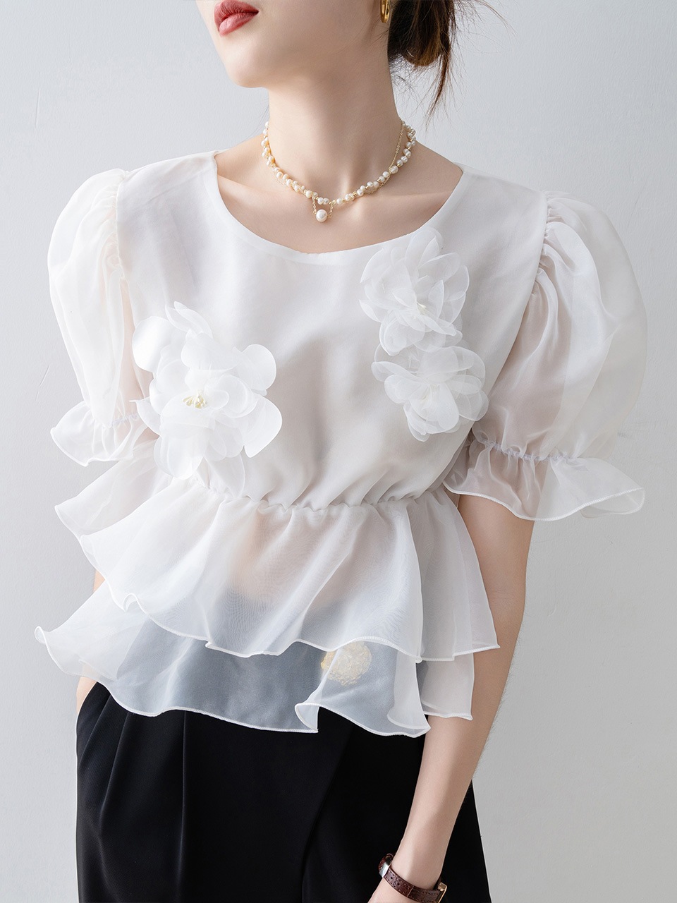 【1点ご購入 で10点プレゼントいたします】シフォンブラウスレディース2025ゆったりお腹カバーホワイトラウンドネックバブリースリーブ高級感ショート丈トップス