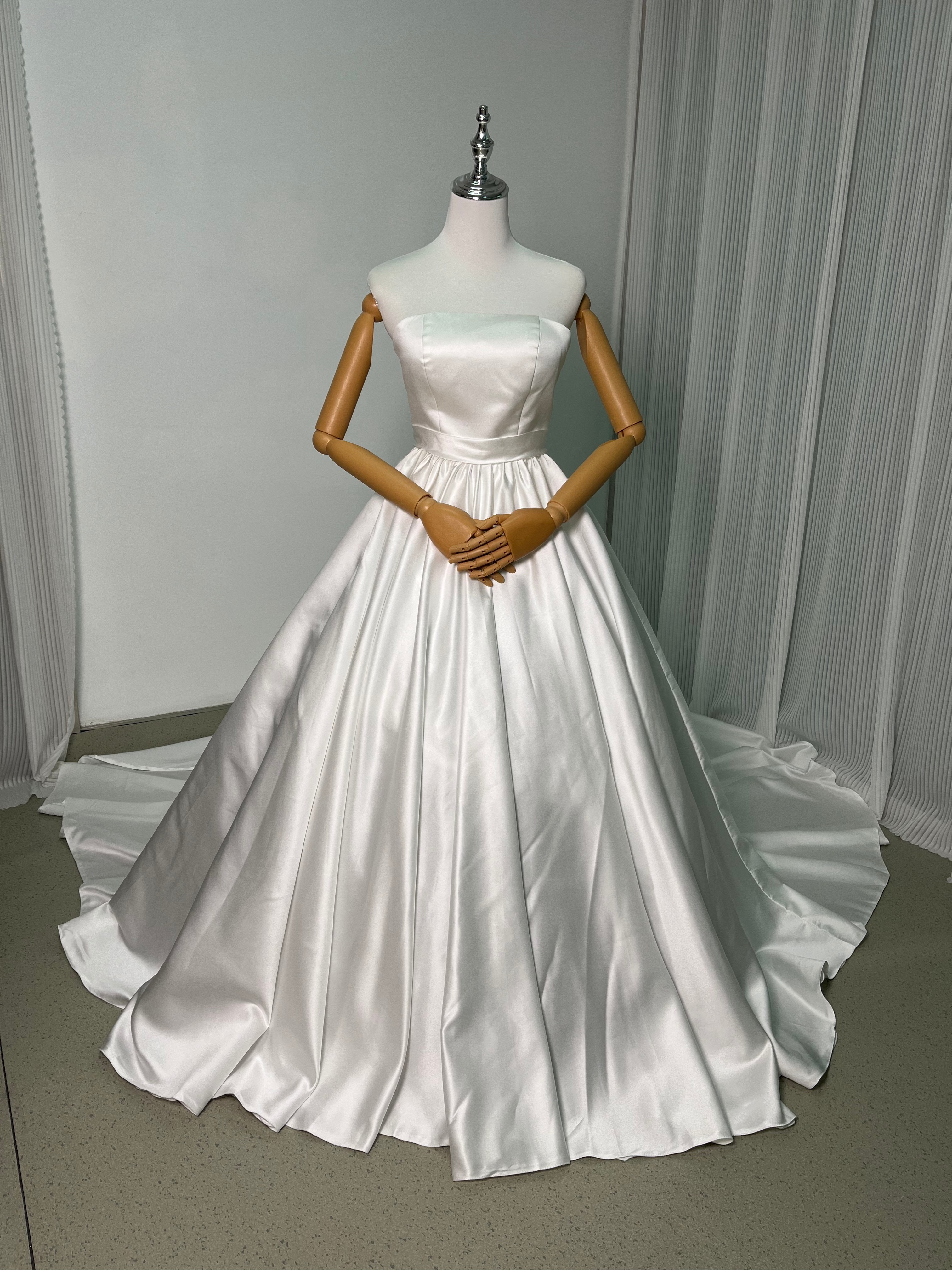 ウェディングドレス ベアトップ 光沢サテン 優しい ふわふわ ロングトレーン 編み上げ 結婚式