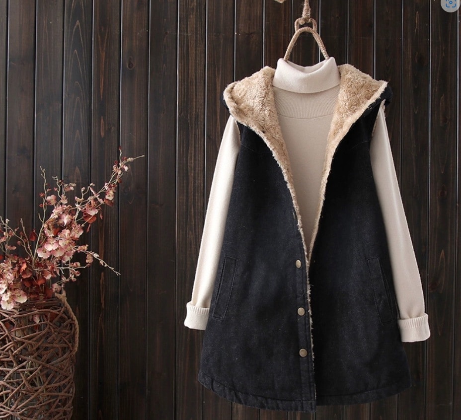 もこもこ裏地フード付きデニムベスト トップス ミディアム丈 袖なし Aライン 切り替えデザイン もこもこ モコモコ フード付き ポケット 前開き デニム ボア 厚手 かわいい 可愛い シンプル