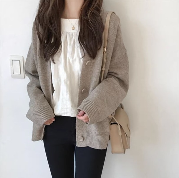 トップス カーディガン 長袖 Vネック 襟なし デザイン ボタン 美ライン ニュアンス ポケット 前開き ニット カラバリ リラックス かわいい 大人可愛い きれいめ シンプル カジュアル 大人