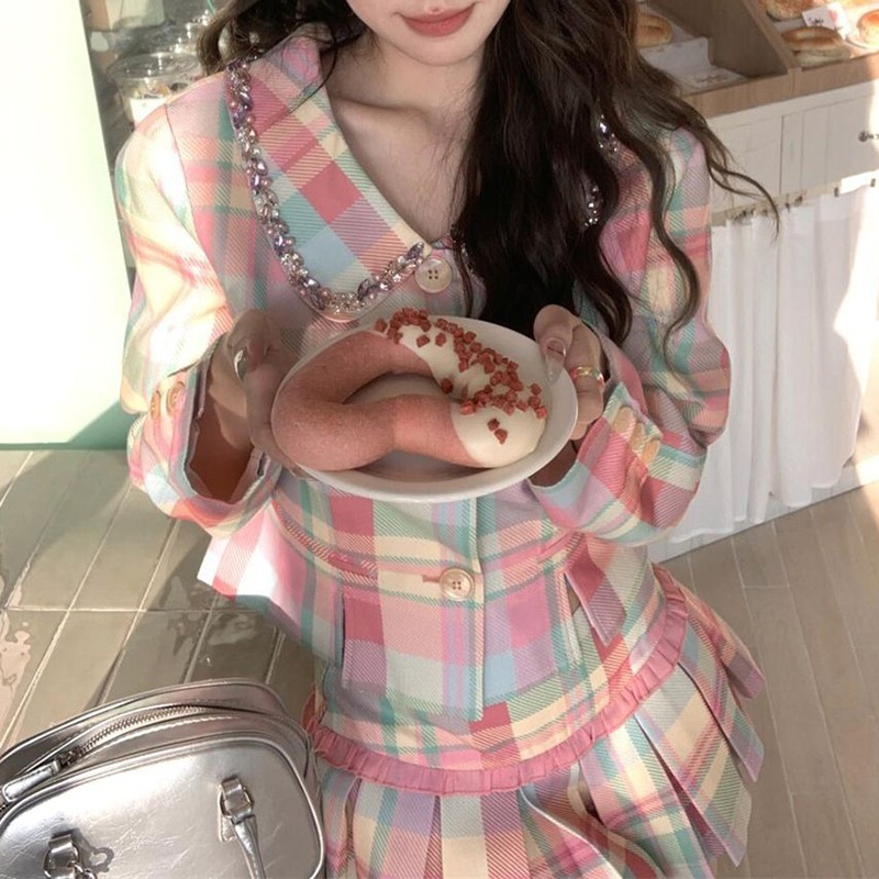 春と秋にぴったりなチェック柄の長袖ジャケットとハイウエストのプリーツスカートが特徴の甘くて未来的なドーパミン注入のレディース ツーピース セットです