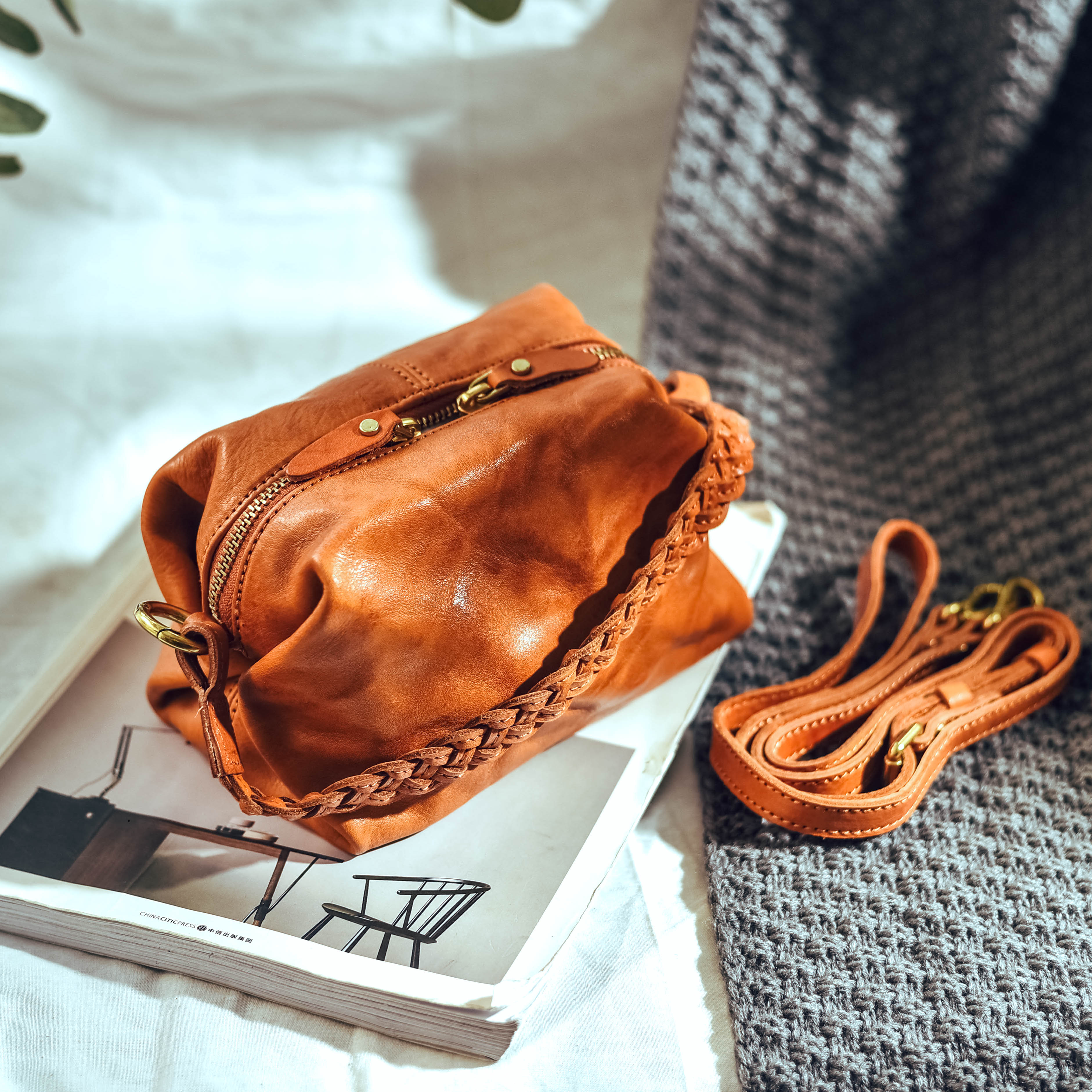 新モデル復古の本革多機能小包包頭層牛革単肩包大容量化粧包斜め掛け女性バッグの潮