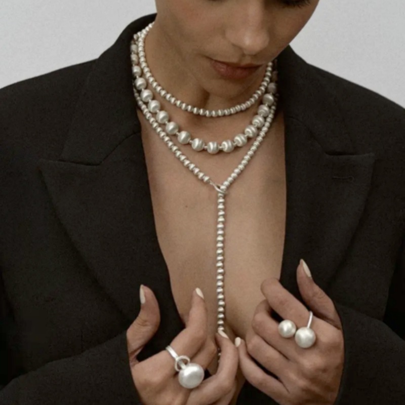 ファッショナブルなブラッシュボールイヤリングビーズスタッキングネックレス女性用テクスチャードフロストリング