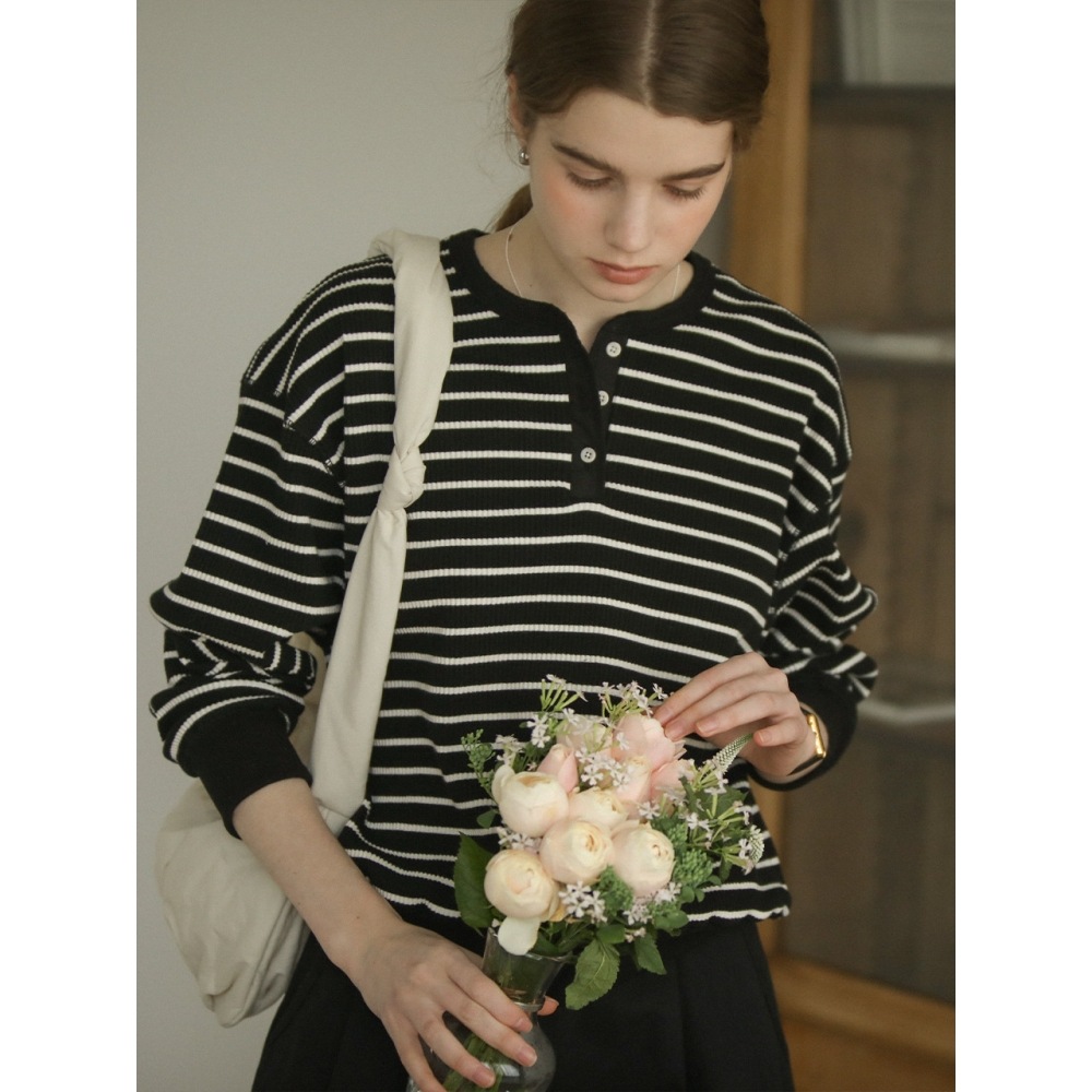 TILLIDIE ヘンリーネックストライプリブ付きTシャツブラック