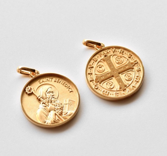 セントベネディクト 18K ゴールドラウンドファイントラディショナルペンダントゴールドコインジーザスジュエリー