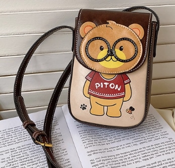 バッグ カバン レディース ショルダー 斜めがけ 肩がけ 便利 コンパクト 軽量 スリム スクエア 四角 ベルト マスコット 厚手 フェイクレザー かわいい 大人可愛い シンプル カジュアル レトロ