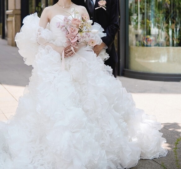実例写真！ウェディングドレス ベアトップ フリル袖 ラッフルフリル ボリュームドレス 華やか 結婚式