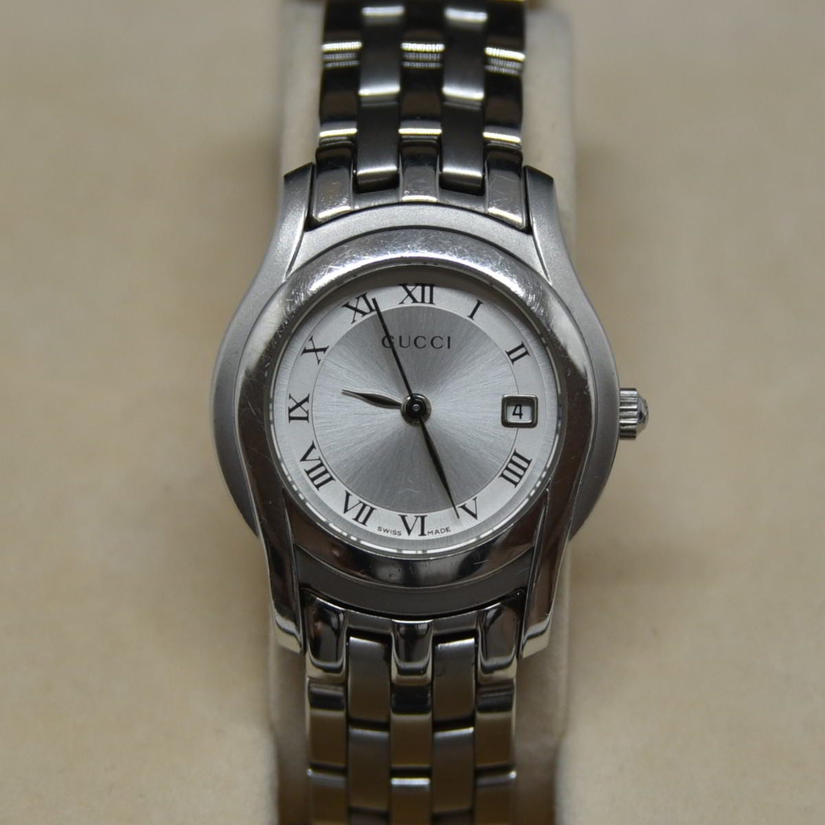 Qoo10] GUCCI シルバー 文字盤 デイト SS レディー : 腕時計・アクセサリー