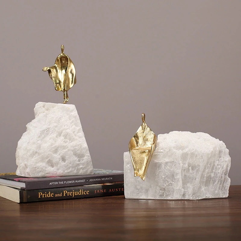 クリスタルストーンと銅の装飾オブジェ