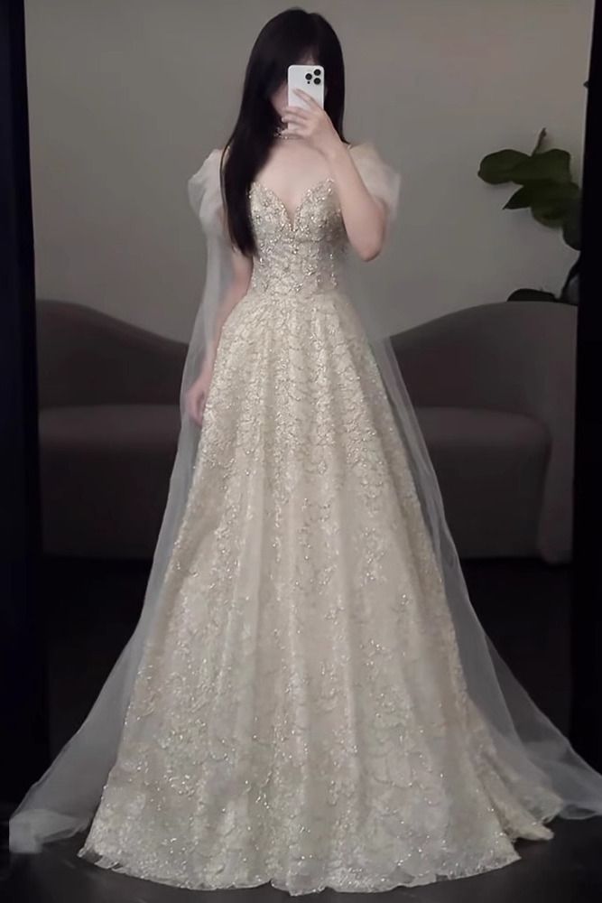 タキシードの女性0項の高級感は司会して服のスカートを試験します