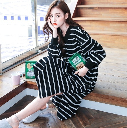 お泊りデート モテコーデ ワンピース トレーナー 部屋着 寝巻き ナイトウェア 膝丈 ひざ丈 袖あり 長袖 Vネック 襟なし フレア Aライン かわいい 可愛い シンプル カジュアル