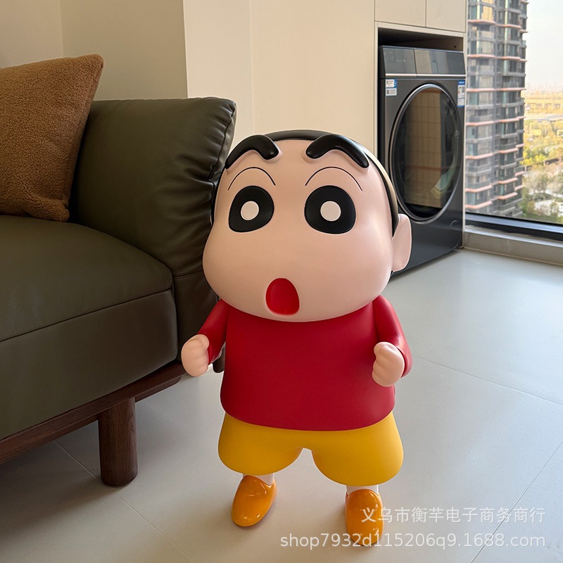 【急速出荷】65 cmの超大型クレヨンしんちゃんが着地して家のソファーやテレビキャビネットのアクセサリーを置いてフィギュアを遊んでプレゼント