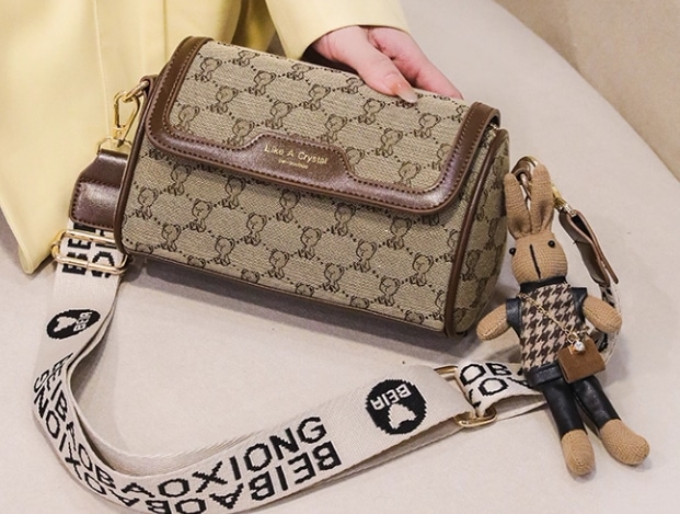 バッグ レディース ショルダー 斜めがけ 肩がけ ポシェット ミニ 小さい 便利 ベルト ボタン ポケット チャーム ファスナー 厚手 革 フェイクレザー かわいい カジュアル 上品 お洒落 レトロ