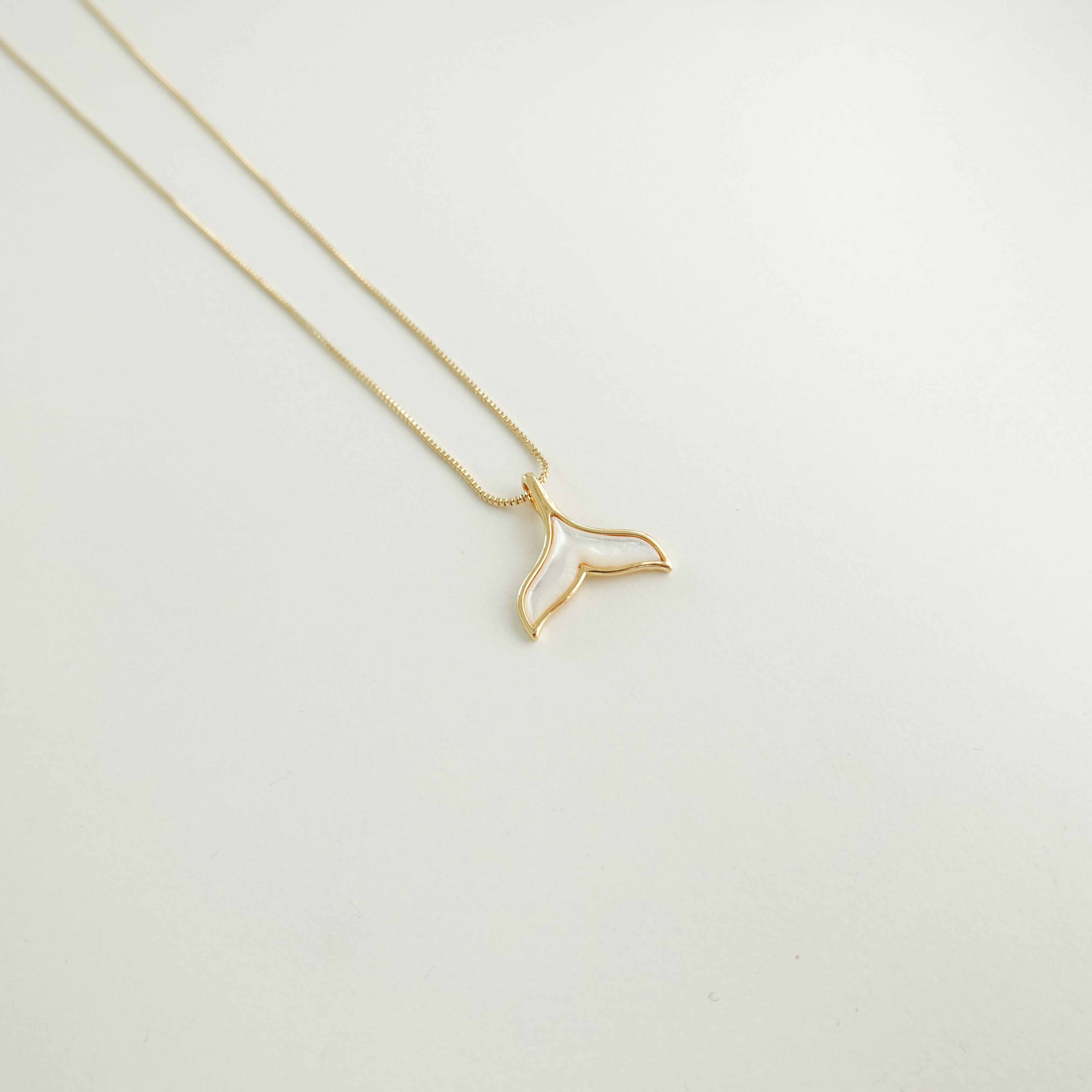 레아 여성 자개 고래꼬리 옐로우 목걸이