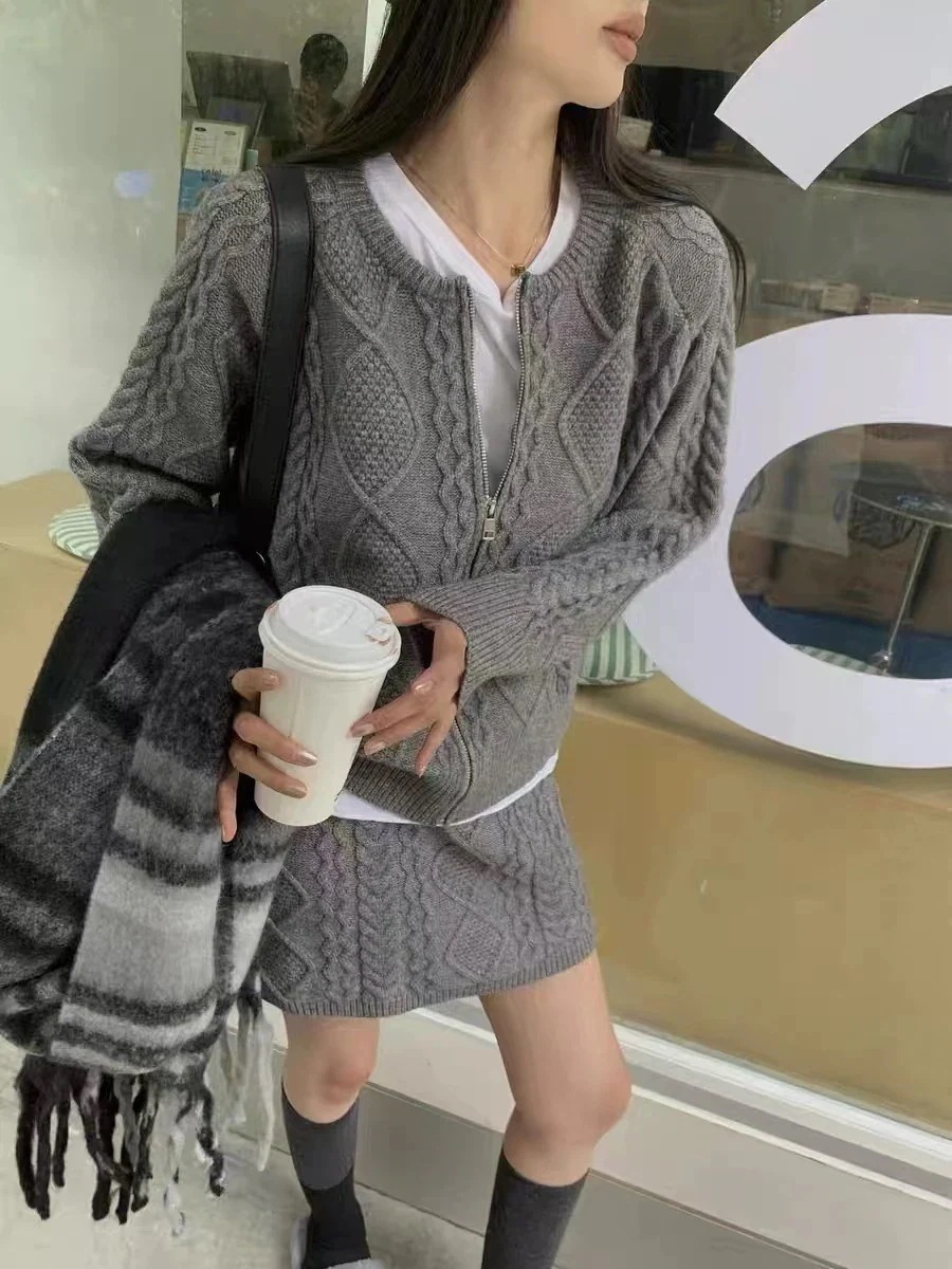 秋冬の新作発売！韓国版ニットスーツ女性冬2025 こなれ感 ニットセットアップ気質ジャンパー半身スカート2点セット